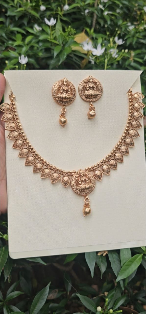 bs15b Antique Gold-Tone Lakshmi Temple Necklace Set with Earrings BS15B